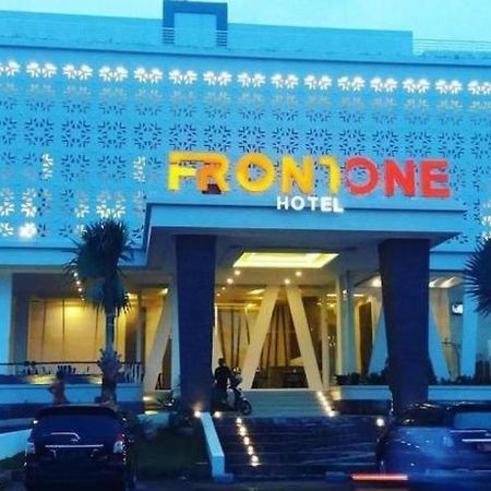 Front One Hotel Pamekasan Madura Екстериор снимка