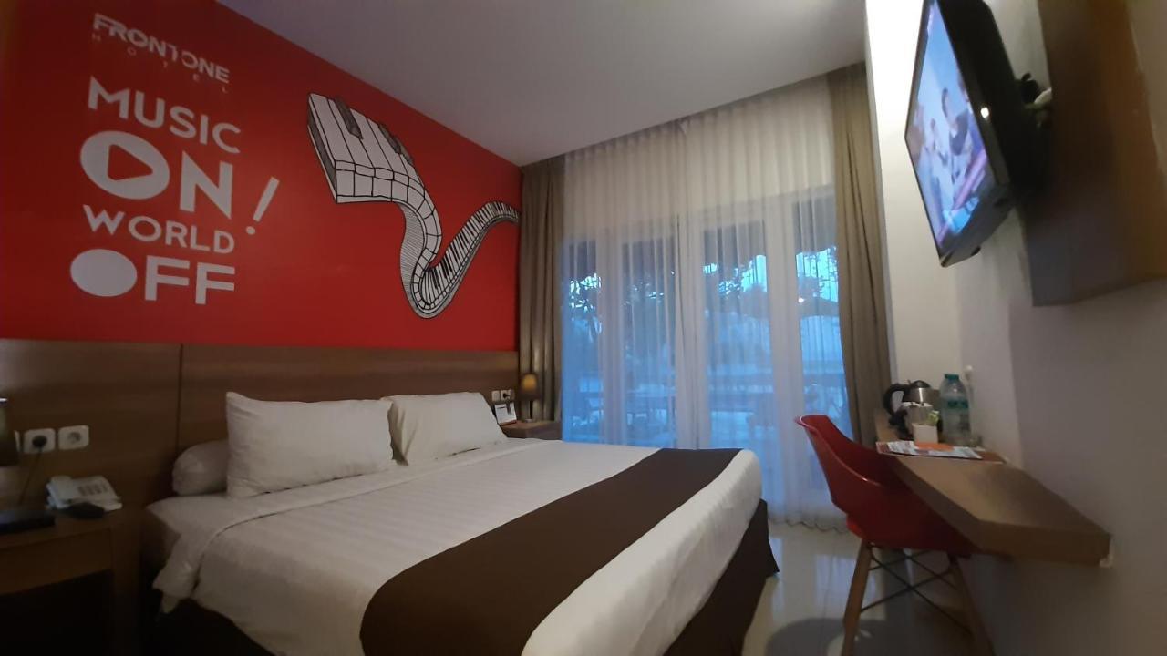 Front One Hotel Pamekasan Madura Екстериор снимка