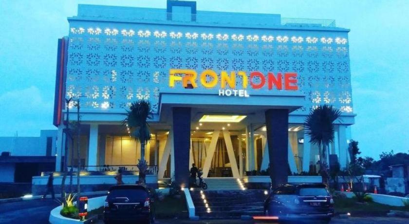 Front One Hotel Pamekasan Madura Екстериор снимка