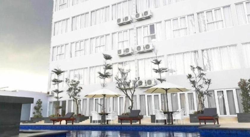 Front One Hotel Pamekasan Madura Екстериор снимка