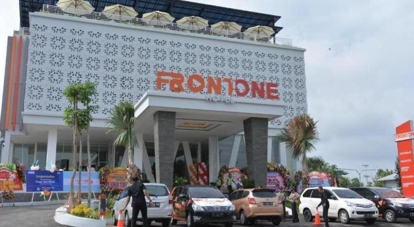 Front One Hotel Pamekasan Madura Екстериор снимка