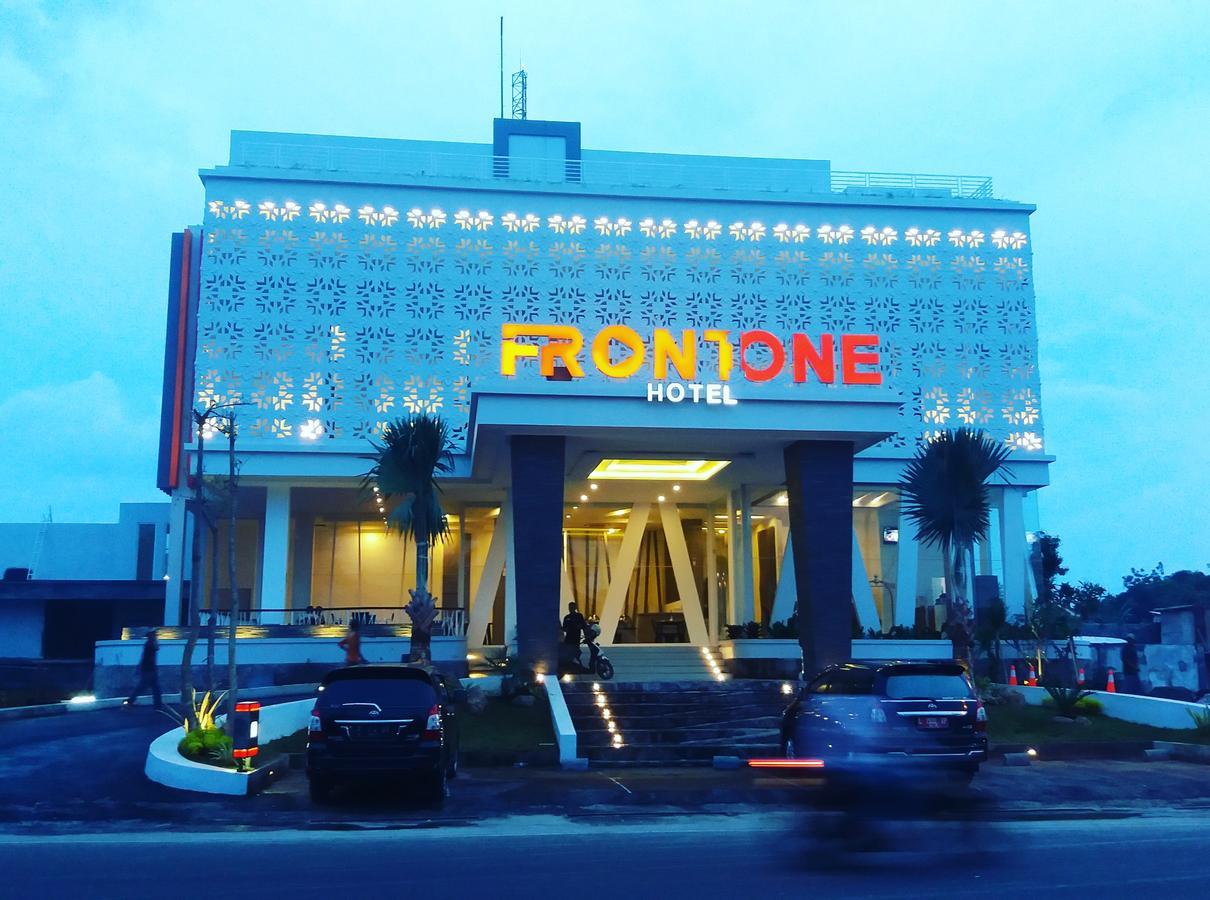 Front One Hotel Pamekasan Madura Екстериор снимка