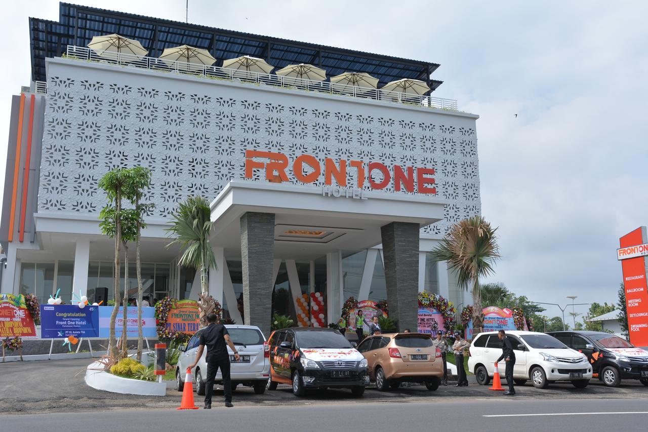 Front One Hotel Pamekasan Madura Екстериор снимка