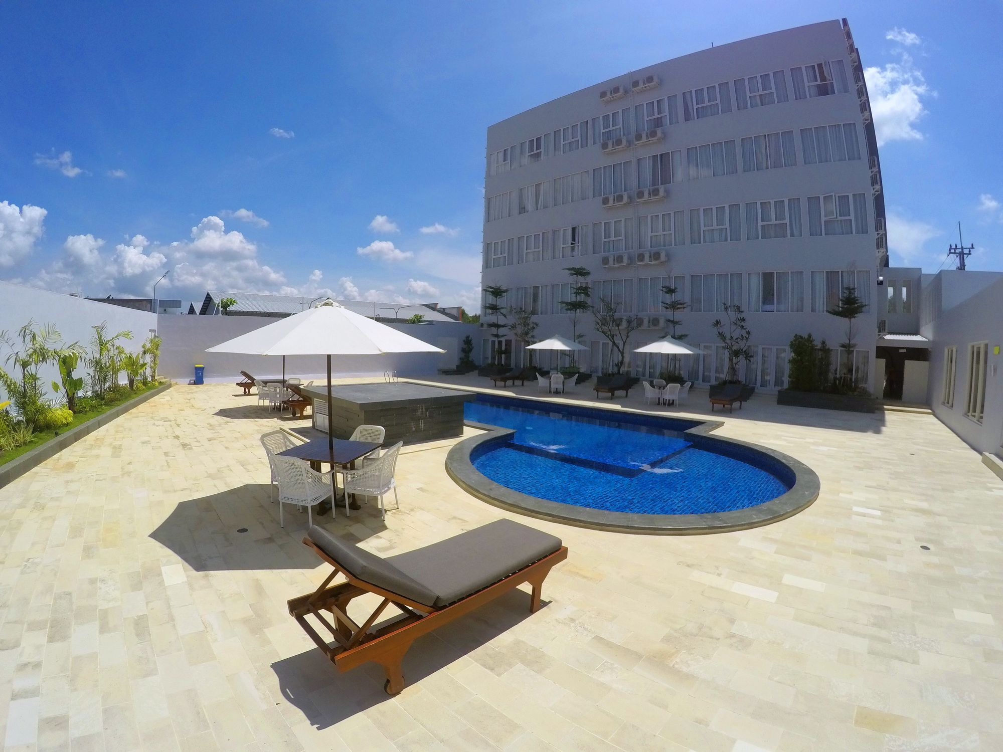 Front One Hotel Pamekasan Madura Екстериор снимка